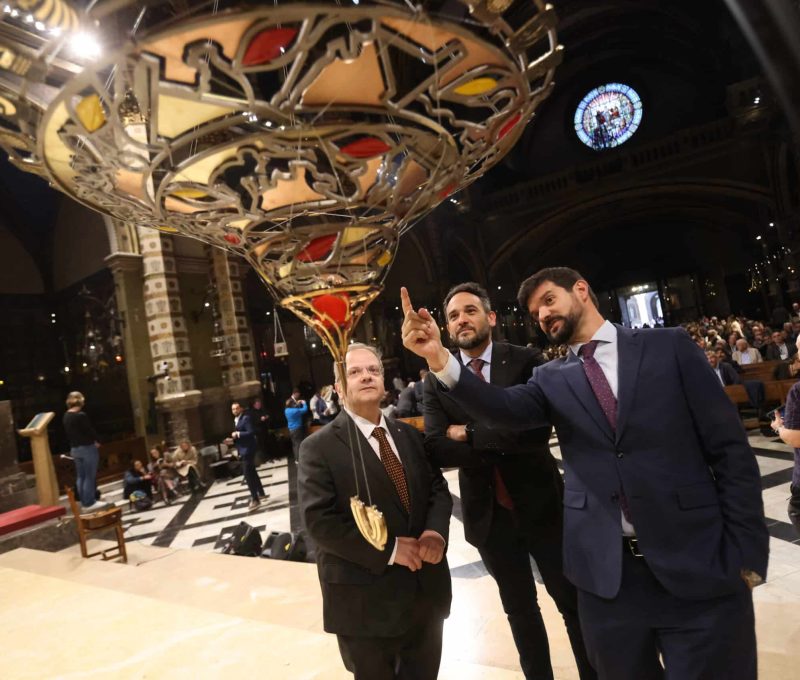 Ofrena llàntia votiva pel Mil·lenàri de Montserrat